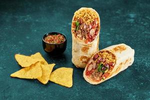 tradizionale messicano Manzo burrito con nachos patatine fritte e salsa salsa foto