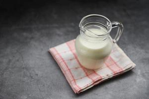 fresco latte naturale nel un' bicchiere brocca - servendo prima colazione latte concetto foto