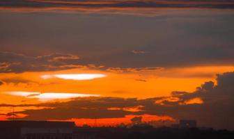 astratto nuvoloso sfondo, bellissimo naturale striature di cielo e nuvole, rosse cielo a tramonto foto