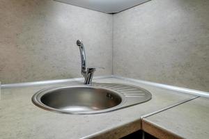 lavello del rubinetto dell'acqua con rubinetto in una cucina costosa foto