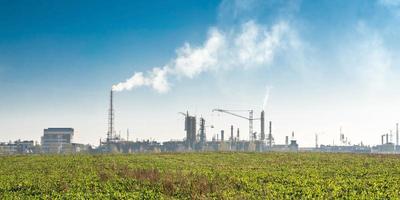 paesaggio industriale inquinamento ambientale rifiuti di centrale termica. grandi tubi dell'impianto aziendale dell'industria chimica foto