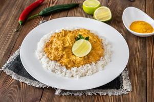 porzione di pollo al curry foto