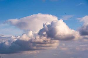 panorama del cielo blu con belle nuvole. utilizzare per la sostituzione del cielo foto