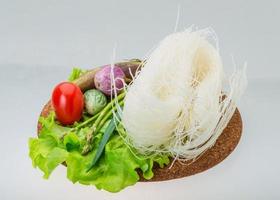 spaghetti di riso crudi foto