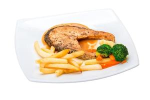 trancio di salmone sul piatto e sfondo bianco foto