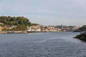 Visualizza di porto città a il Riva del fiume foto