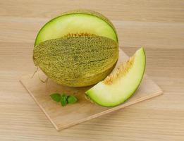 melone su di legno sfondo foto