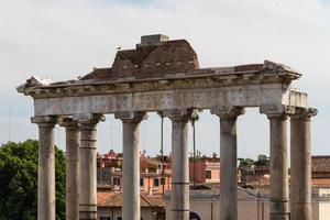 costruzione di rovine e antiche colonne a roma, italia foto