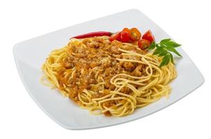 bolognese spaghetti su il piatto e bianca sfondo foto