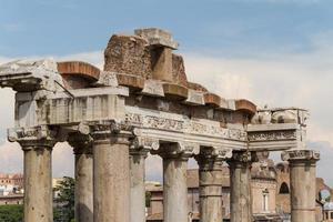 costruzione di rovine e antiche colonne a roma, italia foto