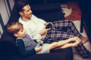 sopra Visualizza di padre e figlio giocando video gioco. foto