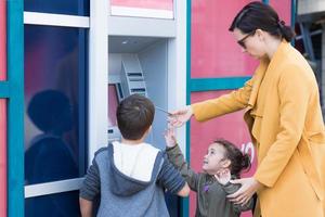 madre e bambini revoca i soldi a partire dal ATM macchina. foto