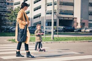 madre e figlia attraversamento il strada. foto