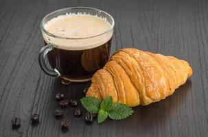 caffè con brioche su di legno sfondo foto