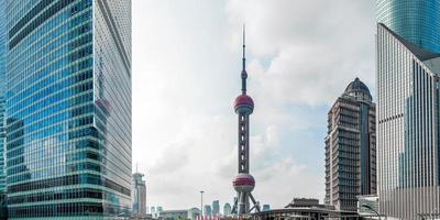 la torre orientale delle perle, punto di riferimento della città di shanghai (panoramica)