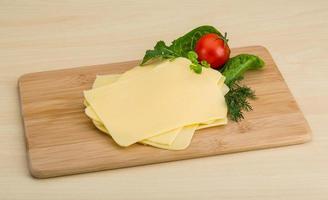affettato formaggio su di legno tavola foto