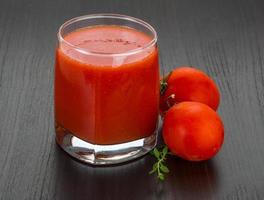 pomodoro succo su di legno sfondo foto