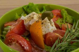insalata greca in una ciotola foto