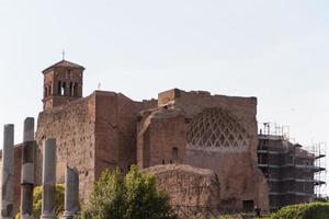 costruzione di rovine e antiche colonne a roma, italia foto