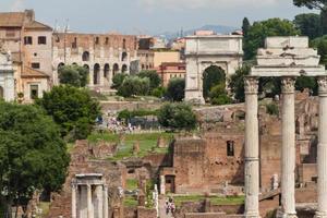 costruzione di rovine e antiche colonne a roma, italia foto