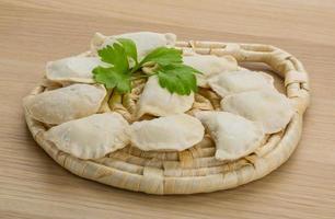 ucraino vareniki su di legno sfondo foto