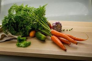 carota su di legno piatto foto