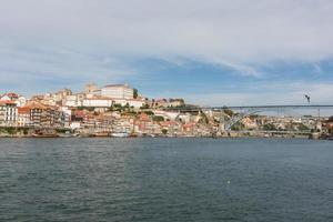 Visualizza di porto città a il Riva del fiume foto