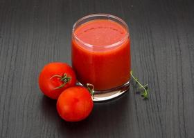 pomodoro succo su di legno sfondo foto