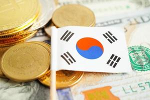 pila di monete i soldi con Sud Corea bandiera, finanza bancario concetto foto