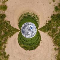 pallina pianeta blu. inversione del minuscolo pianeta trasformazione del panorama sferico a 360 gradi. vista aerea astratta sferica. curvatura dello spazio. foto