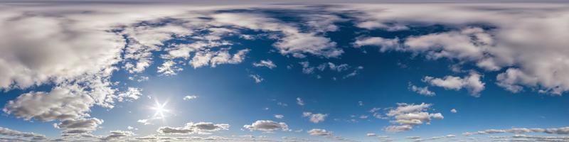 blue sky hdri 360 panorama con bellissime nuvole bianche in proiezione continua con zenit per l'uso in grafica 3d o sviluppo di giochi come sky dome o modifica riprese drone per la sostituzione del cielo foto
