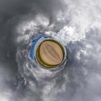 minuscolo pianeta trasformazione di sferico panorama 360 gradi. sferico astratto aereo Visualizza nel campo con chiaro cielo e eccezionale bellissimo nuvole. curvatura di spazio. foto