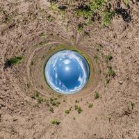 piccolo pianeta blu. inversione del minuscolo pianeta trasformazione del panorama sferico a 360 gradi. vista aerea astratta sferica. curvatura dello spazio. foto