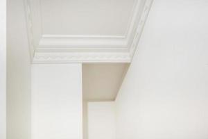 dettaglio di angolo e soffitto cornice con intricato corona modanatura. foto