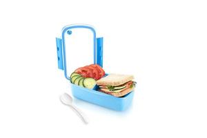 pranzo al sacco blu sano con panini e verdure per bambini. isolato su sfondo bianco. foto