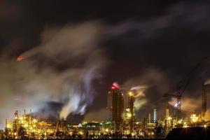 notte industriale paesaggio ambientale inquinamento rifiuto di termico energia pianta. grande tubi di chimico industria impresa pianta foto