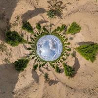 piccolo pianeta blu. inversione del minuscolo pianeta trasformazione del panorama sferico a 360 gradi. vista aerea astratta sferica. curvatura dello spazio. foto