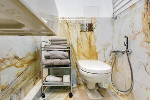 Dettagli Della Cabina Doccia Ad Angolo Con Attacco Doccia A Parete E Lavello Del Rubinetto Dell'acqua Con Rubinetto In Bagno Costoso foto