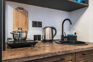 interno della piccola cucina abitabile attrezzata in monolocali in stile minimalista con colori chiari foto