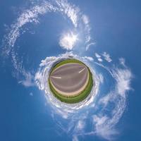 verde poco pianeta trasformazione di sferico panorama 360 gradi. sferico astratto aereo Visualizza nel campo con chiaro cielo e eccezionale bellissimo nuvole. curvatura di spazio. foto