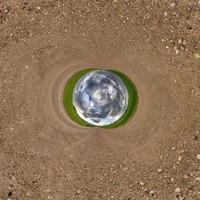 pallina pianeta blu. inversione del minuscolo pianeta trasformazione del panorama sferico a 360 gradi. vista aerea astratta sferica. curvatura dello spazio. foto