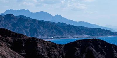 panorama nella catena montuosa del sinai egitto simile ai paesaggi marziani foto