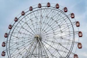 Ferris ruota su blu nuvoloso cielo sfondo foto