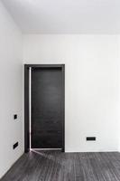 porta in legno nero in colore scuro per interni moderni e appartamenti appartamenti o uffici foto