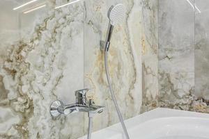acqua rubinetto Lavello con rubinetto nel costoso bagno con parete montare doccia attaccamento foto