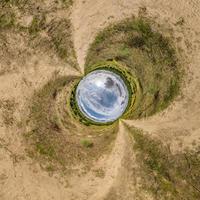 piccolo pianeta blu. inversione del minuscolo pianeta trasformazione del panorama sferico a 360 gradi. vista aerea astratta sferica. curvatura dello spazio. foto