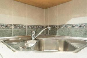 acqua rubinetto Lavello con rubinetto nel costoso soffitta bagno o cucina. foto
