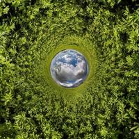 inversione di blu minuscolo pianeta trasformazione di sferico panorama 360 gradi. sferico astratto aereo Visualizza su verde erba campo con eccezionale bellissimo nuvole. curvatura di spazio. foto