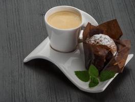 caffè con focaccina su di legno sfondo foto