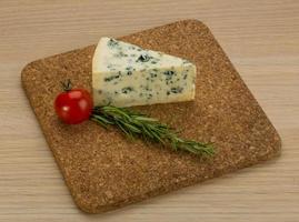 formaggio blu su fondo di legno foto